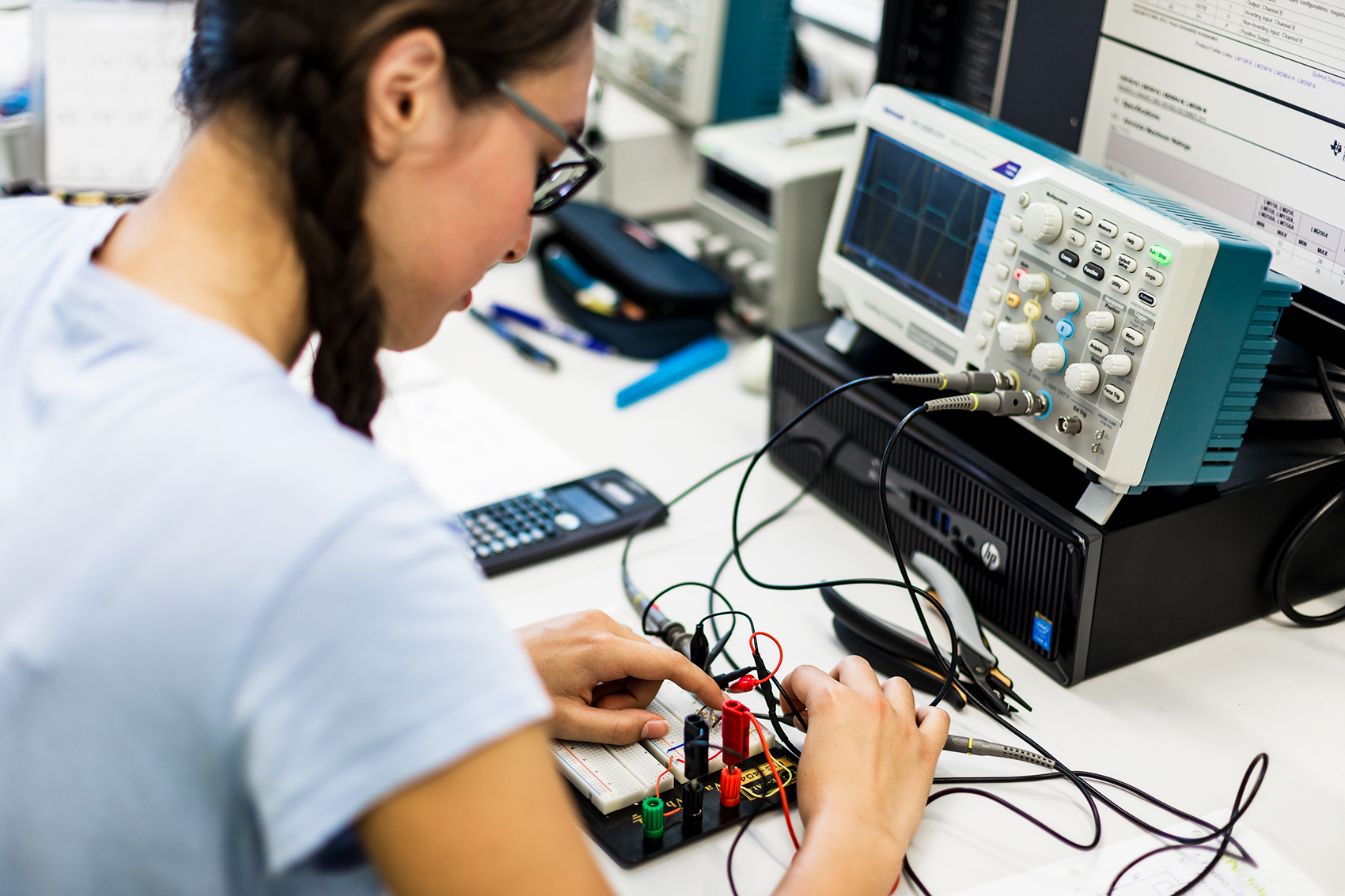 Schüler arbeitet mit Elektronik